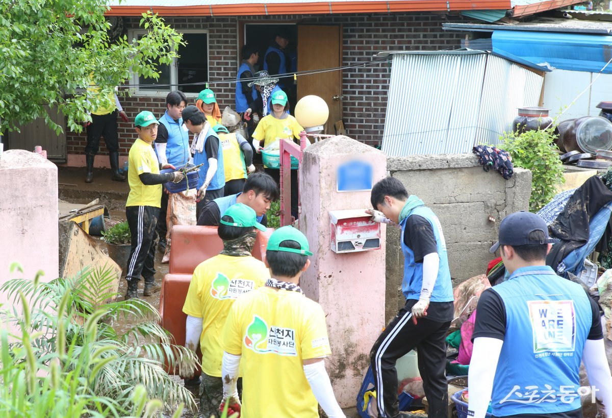 위아원 강원지역연합회가 22일 경기 가평군 조종면 대보리 일대에서 수해 피해를 입은 가구에서 복구 활동을 하고 있다. (사진제공=신천지자원봉사단 강원지역연합회)