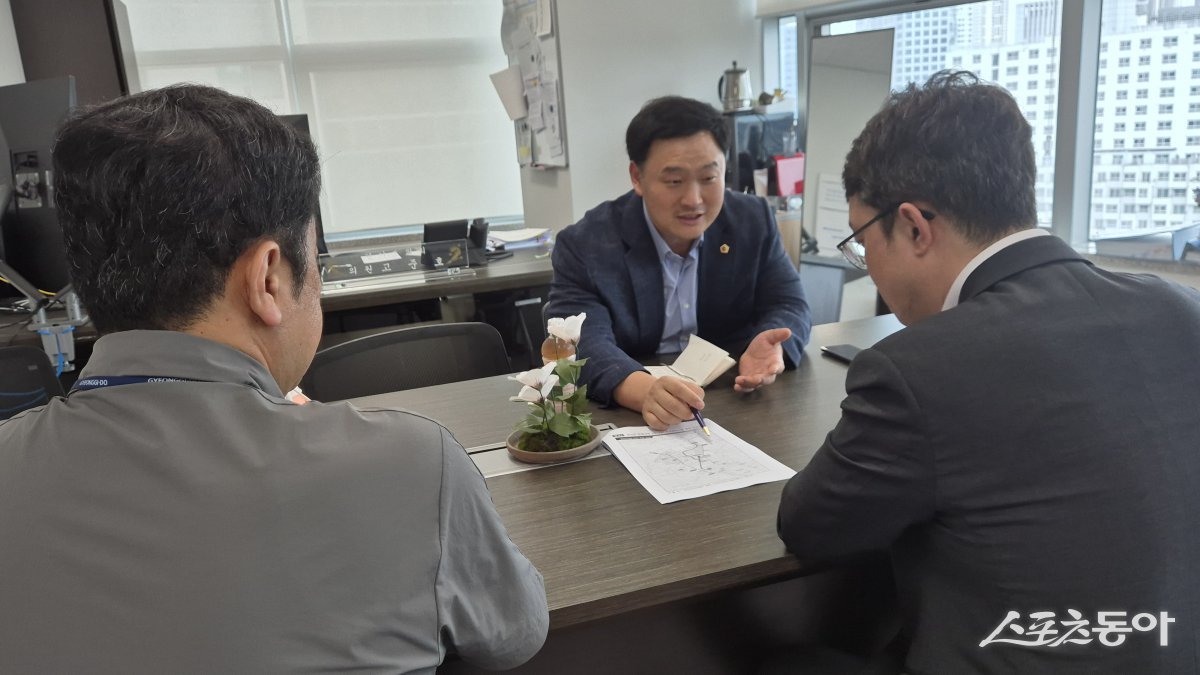 경기도의회 고준호 의원(국민의힘, 파주1)은 지난 23일 서울지하철 3호선 송파하남선 연장사업이 국토교통부 대도시권광역교통위원회로부터 광역철도 기본계획 승인을 받은 것과 관련해, “파주 3호선 연장을 10년 넘게 기다려온 파주시민들이 극심한 박탈감을 호소하고 있다”며 경기도 철도항만물류국과 긴급 간담회를 가졌다. 사진제공|고준호 의원