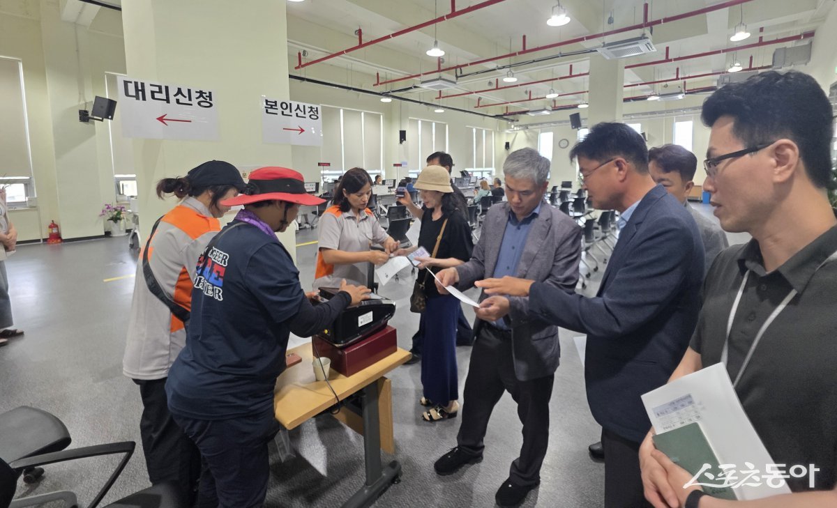 지난 22일 정구원 화성특례시 제1부시장이 민생회복 소비쿠폰 접수 현장을 점검하고 있다. 사진제공|화성시