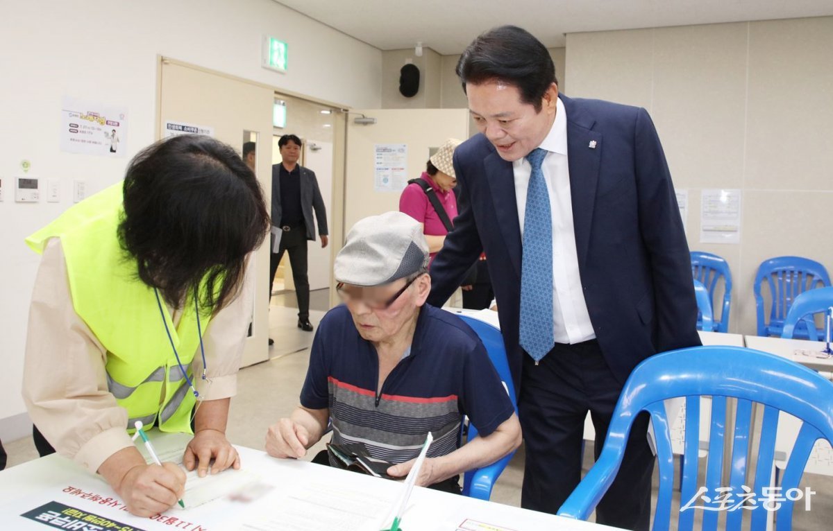 최대호 안양시장은 지난 23일 비산1동 행정복지센터 민생회복 소비쿠폰 창구를 방문해 시민들에게 소비쿠폰을 안내하고 의견을 청취했다. 사진제공｜안양시