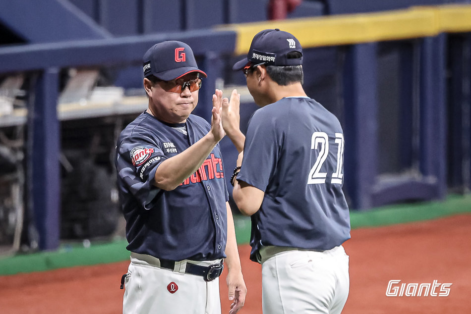 김태형 롯데 감독(왼쪽)이 23일 고척스카이돔에서 열린 키움전에서 4-1 승리를 거둔 뒤 승리투수가 된 선발 박세웅(오른쪽)과 손뼉을 마주치고 있다. 사진제공|롯데 자이언츠