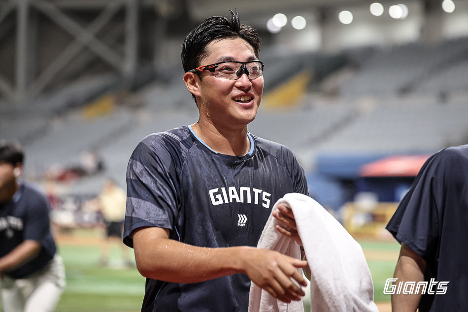 롯데 박세웅이 23일 고척스카이돔에서 열린 키움전에 선발등판해 7이닝 1실점 역투로 시즌 10승을 달성한 뒤 동료들에게 물세례를 받았다. 사진제공|롯데 자이언츠