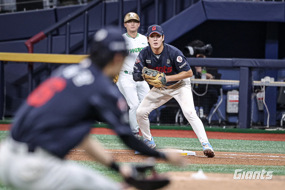 롯데 나승엽이 23일 고척스카이돔에서 열린 키움전 도중 1루에서 공을 받을 준비를 하고 있다. 사진제공|롯데 자이언츠