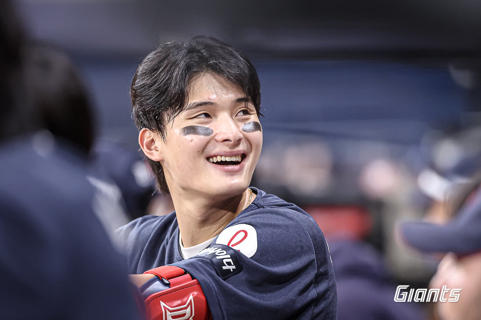 롯데 윤동희가 23일 고척스카이돔에서 열린 키움전 도중 3루 덕아웃에서 관중석을 바라보며 웃고 있다. 사진제공|롯데 자이언츠