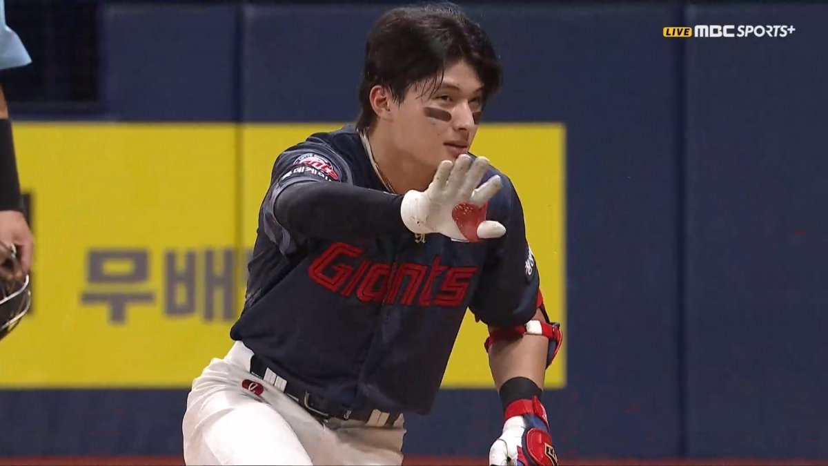 롯데 윤동희가 23일 고척스카이돔에서 열린 키움전 7회초 김선기의 공에 왼 어깨 뒤편을 맞은 뒤 3루 덕아웃의 동료들을 진정시키고 있다. 사진출처|티빙·MBC SPORTS+ 중계화면 캡처