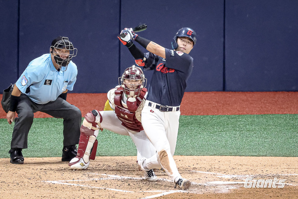 롯데 고승민이 23일 고척스카이돔에서 열린 키움전 도중 안타를 치고 있다. 사진제공|롯데 자이언츠