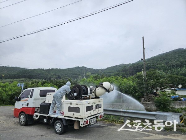 청도군 방역 기동대가 풍각면 흑석리 하천 주변에서 방역활동을 하고 있다. 사진제공 ㅣ 청도군