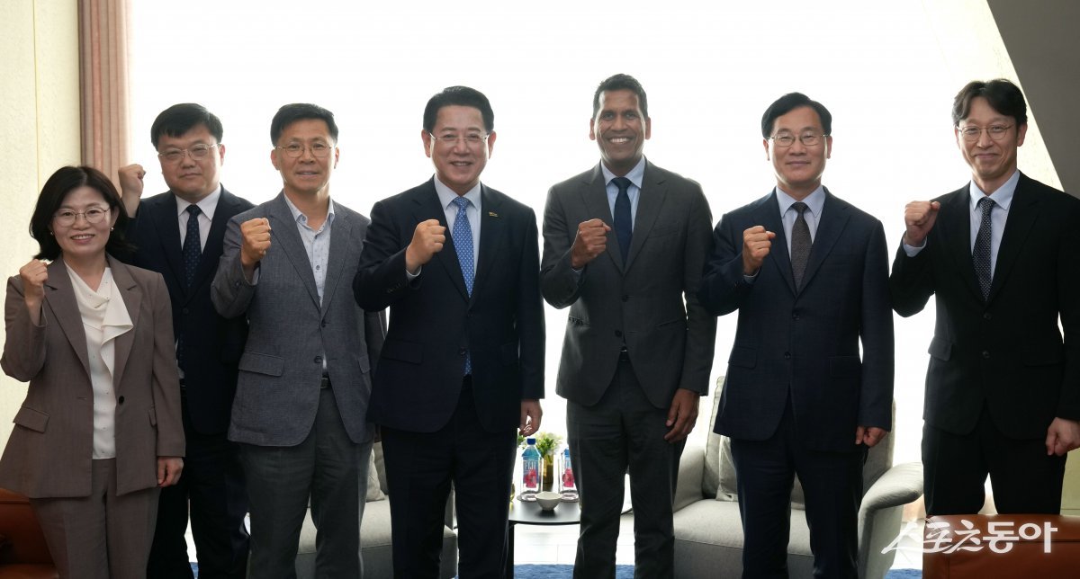 김영록 전라남도지사가 지난 23일 서울 여의도에서 비노드 파트와리 린데 아태지역 사장과 면담을 마친 뒤 기념촬영을 하고 있다. 사진제공=전남도