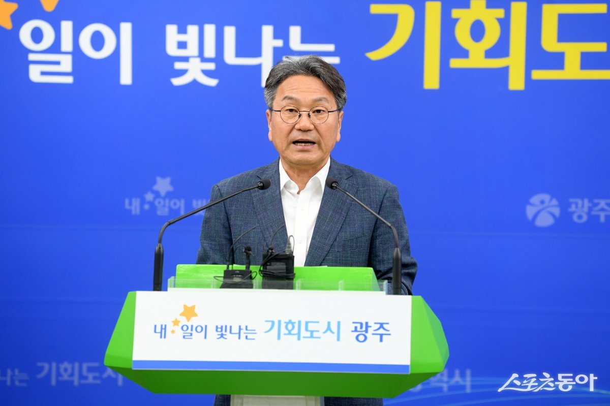 강기정 광주광역시장이 지난 23일 시청 브리핑실에서 민생회복 소비쿠폰 지급 관련 기자회견을 하고 있다. 사진제공=광주광역시