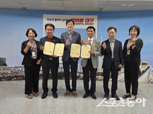 대구광역시가 안전성과 품질을 인정 받은 우수 식품업체에 인증서를 전달하고 있다. 사진제공 ㅣ 대구시