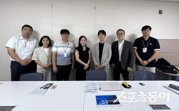 포항시가 23일 산업통상자원부를 방문해 그래핀을 ‘국가첨단전략기술’로 지정해 줄 것을 건의하고 기념촬영을 하고 있다. 사진제공ㅣ포항시