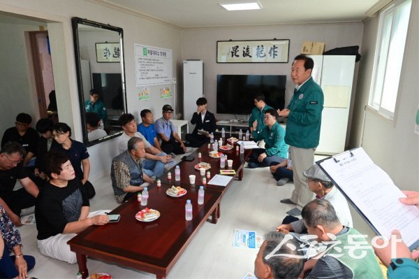 박현국 봉화군수가 석포면을 방문해 주민들과 소통의 시간을 갖고 있다. 사진제공 ㅣ 봉화군