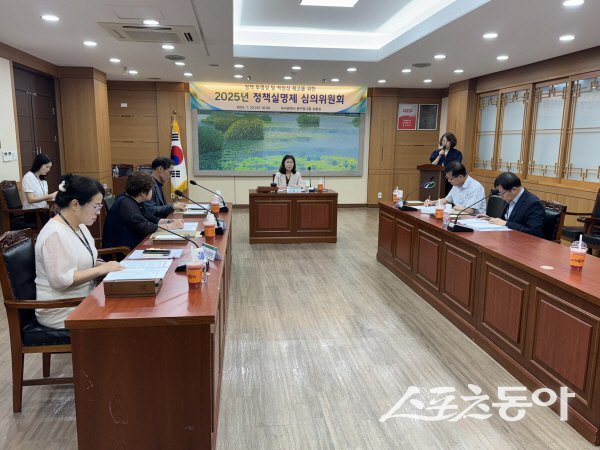 대구 북구청이 정책실명제 심의위원회를 열고 중점관리대상사업을 선정하고 있다. 사진제공 ㅣ 북구
