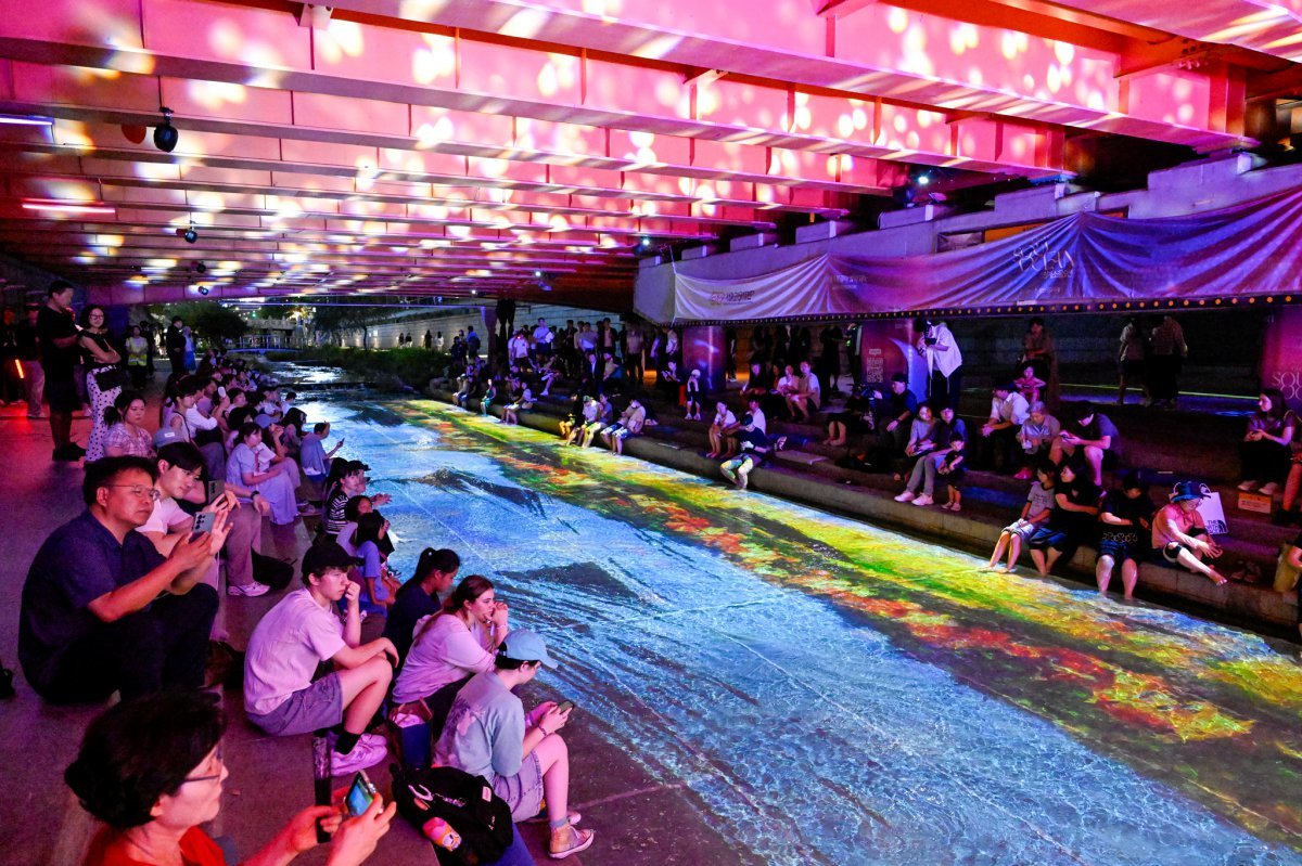 청계소울오션에서 시민들이 미디어아트 전시를 관람하고 있다