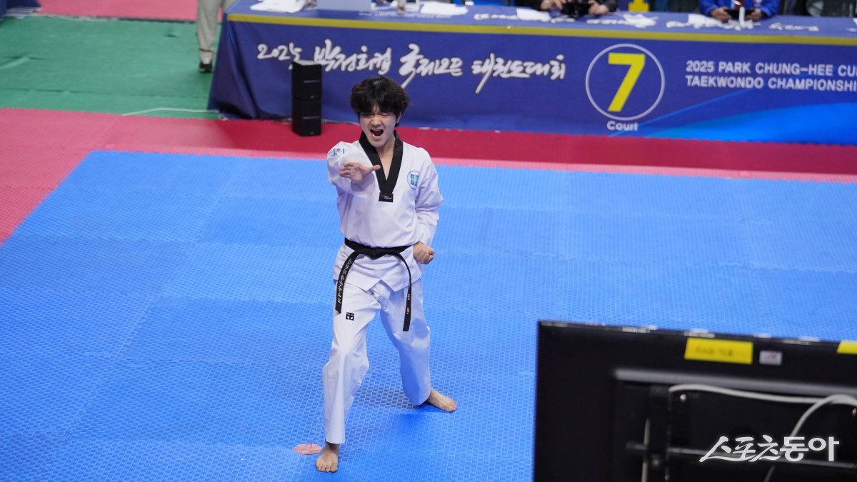 지난 19일 경북 상주 실내체육관에서 진행된 ‘2025 박정희컵 국제오픈태권도대회’에 참가한 신천지예수교회 태권도 대표팀 임창현 선수가 공인품새 개인전에 출전해 품새 시연을 하고 있다. 이번 대회는 지난 18일부터 21일까지 경북 상주에서 진행된 태권도 국제대회다. (사진제공=신천지예수교회)