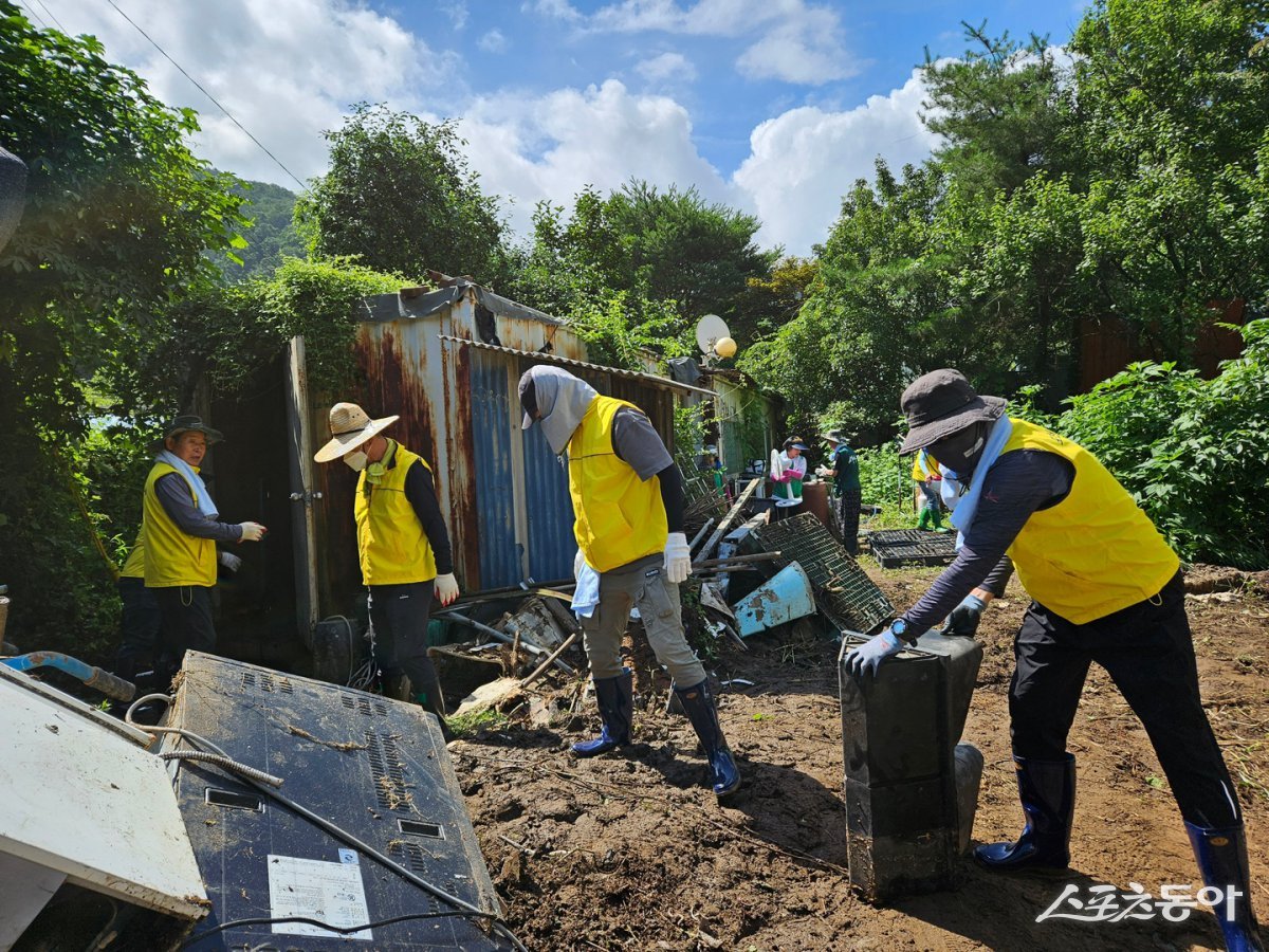 포천시는 수해 복구에 민관군 자원봉사 총력 지원하고 있다. 사진제공ㅣ포천시