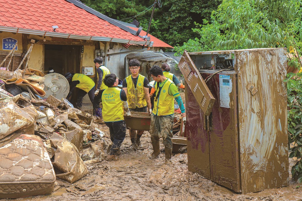 하나님의 교회 봉사자들이 충남 당진에서 수해 복구에 힘쓰고 있다. 토사를 퍼내고 흙범벅이 된 가재도구와 생필품 등을 끄집어내며 이재민들의생활 환경을 정비했다.