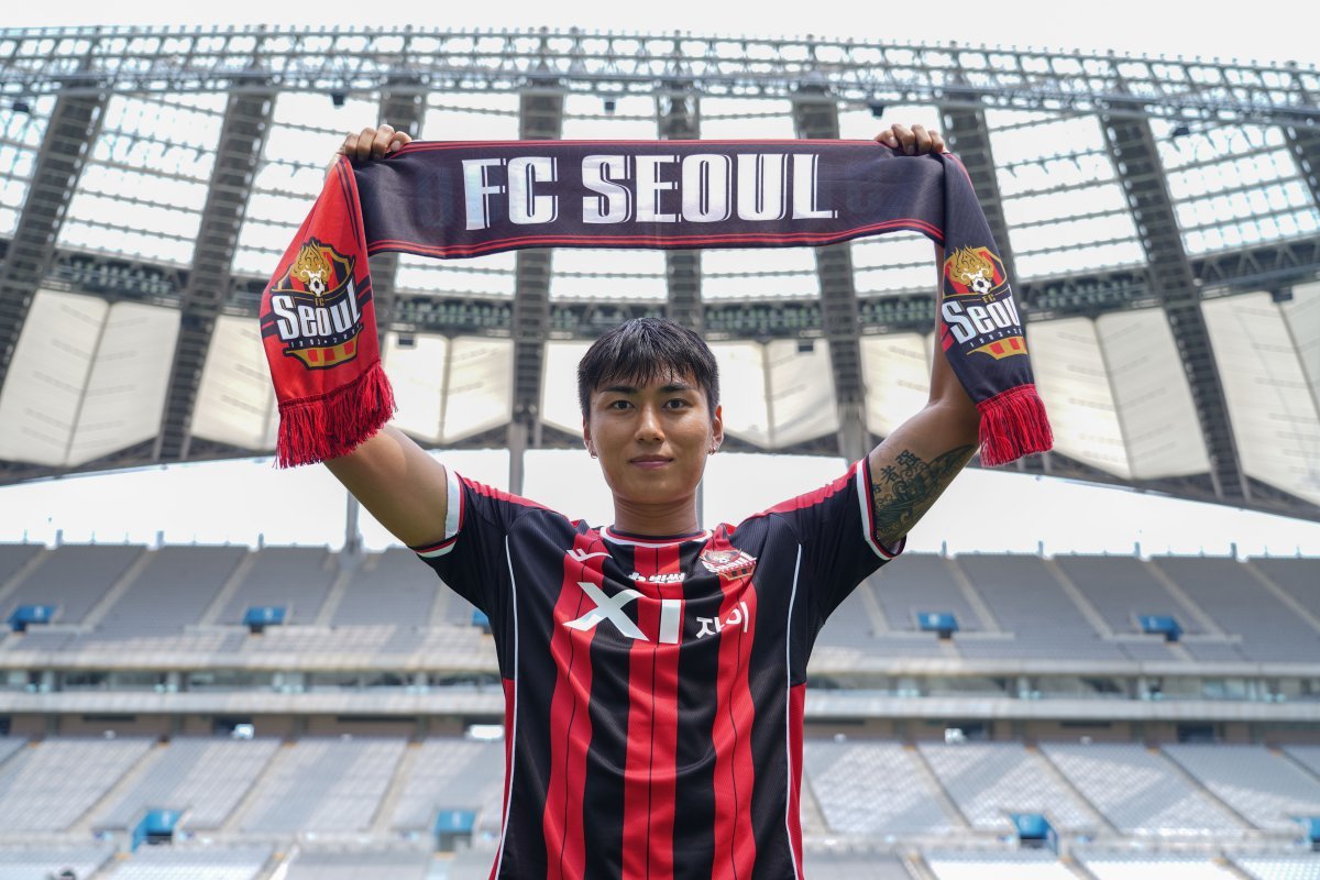 서울은 24일 “올림픽대표팀 출신 센터백 정태욱을 임대 영입했다”고 발표했다. 정태욱은 “축구선수로서 내 자신을 다시 한번 증명할 수 있는 계기를 만들고 싶다”며 소감을 밝혔다. 사진제공｜FC서울