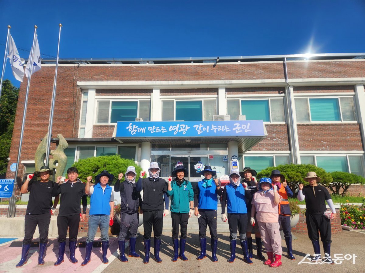 더불어민주당 영광지역위원회 당직자들과 당원들이 지난 22일 묘량면과 백수읍 일대에서 수해복구 봉사활동을 펼쳤다. 사진제공=더불어민주당 영광지역위