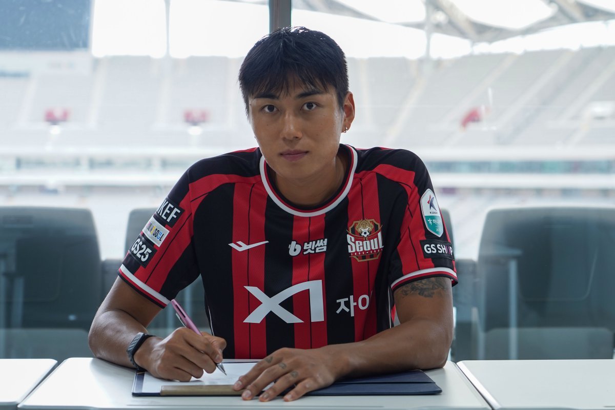 서울은 24일 “올림픽대표팀 출신 센터백 정태욱을 임대 영입했다”고 발표했다. 정태욱은 “축구선수로서 내 자신을 다시 한번 증명할 수 있는 계기를 만들고 싶다”며 소감을 밝혔다. 사진제공｜FC서울
