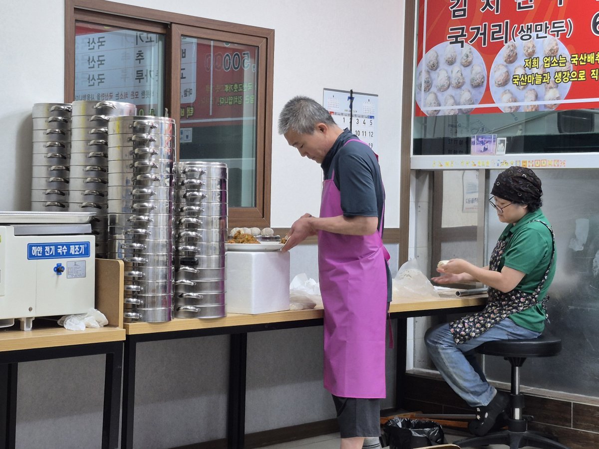 묵묵히… 묵묵히 만두를 빚고 있는 명인의 모습을 한장 남겨 보았다.