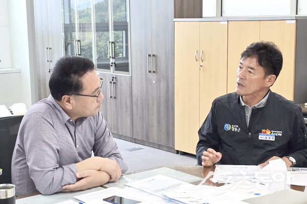 윤경희 청송군수가 중앙부처를 방문해 내년도 국비 확보를 위해 주요사업을 설명하고 있다. 사진제공 ㅣ 청송군