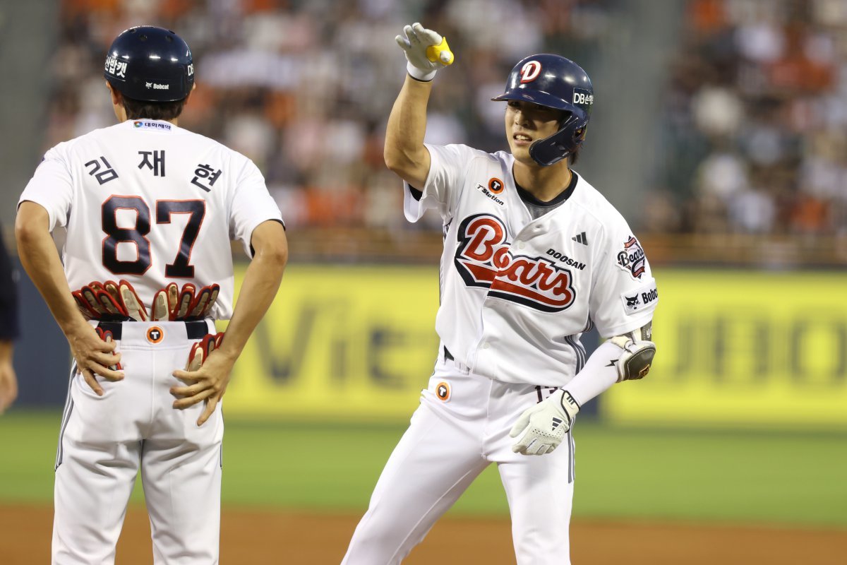 두산 이유찬(오른쪽)은 내야사령관으로서 활약하고 있다. 23일 잠실 한화전에서는 마수걸이 홈런포도 터트렸다. 사진제공|두산 베어스