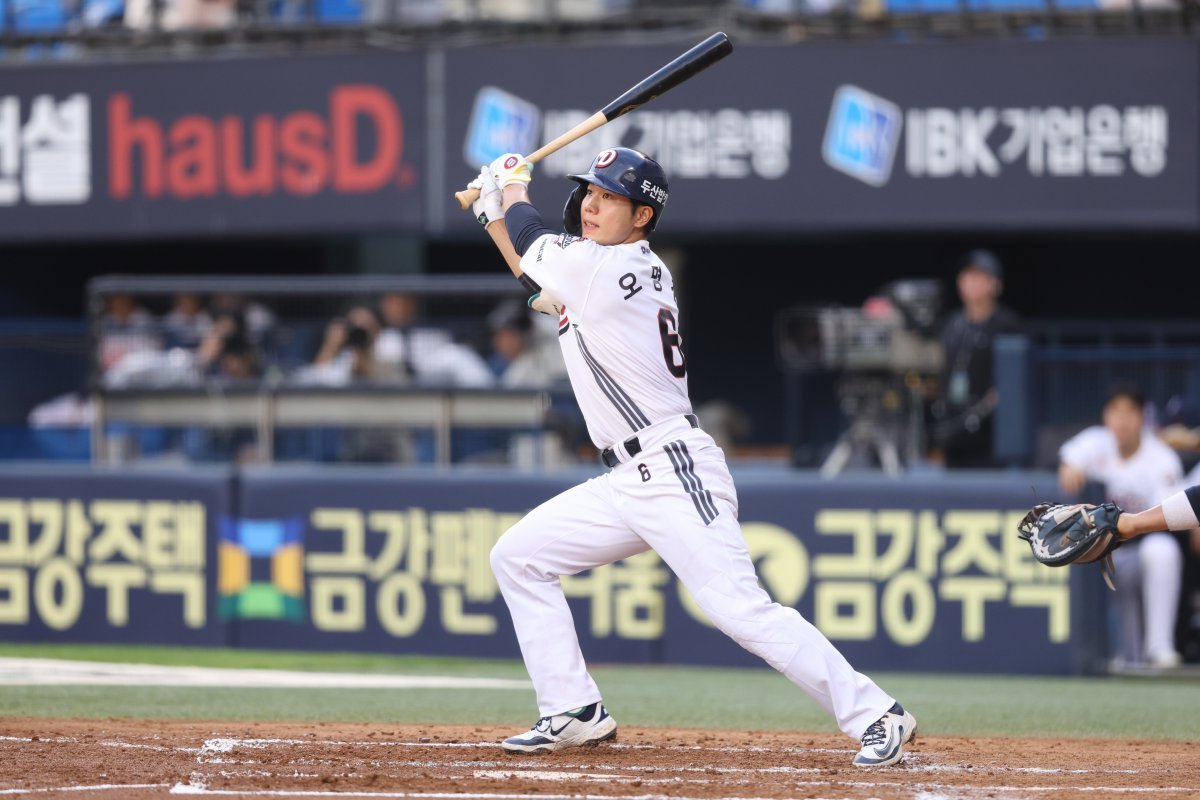 두산 오명진은 올 시즌부터 2루수로 많은 기회를 받고 있다. 가능성을 증명하며 내야진에 힘이 되고 있다. 사진제공|두산 베어스