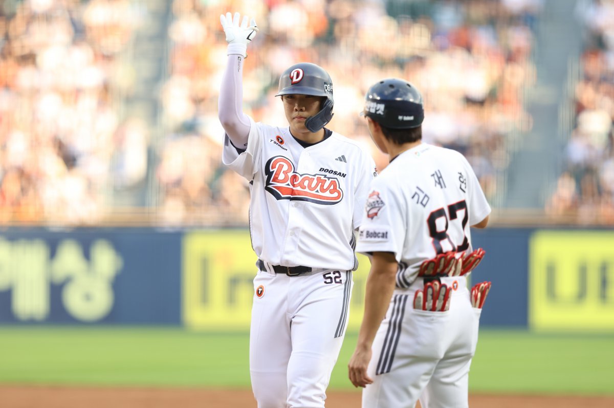 두산 박준순(왼쪽)은 두산이 많은 기대를 하는 특급 신인이다. 23일 잠실 한화전에서 3루타를 뺀 사이클링히트를 기록하는 등 입단 첫해 재능을 뽐내고 있다. 사진제공|두산 베어스