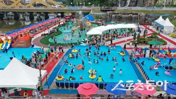 에천군이 무더위 속 여름방학을 맞아 한천물놀이장과 패밀리파크 물놀이장을 운영한다. 사진제공 ㅣ 예천군
