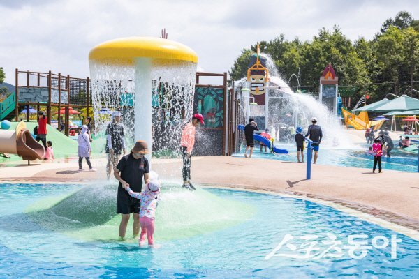 본격적인 무더위가 시작되고 있는 가운데 예천군민과 관광객들이 물놀이를 즐기고 있다. 사진제공 ㅣ 예천군