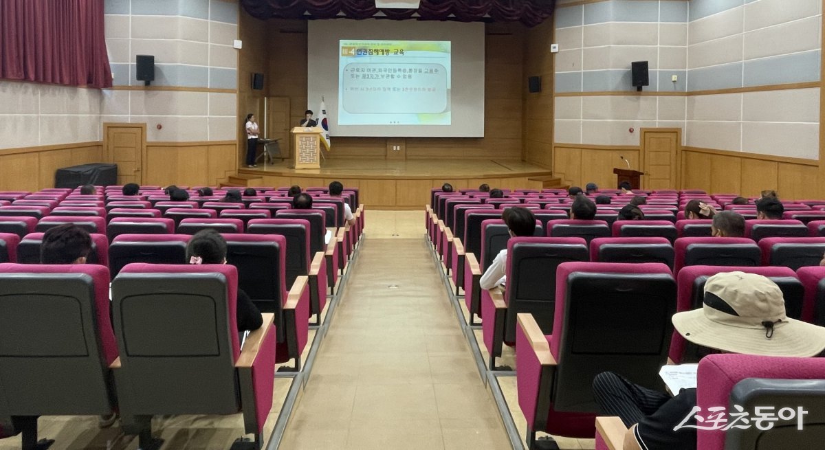 영천시가 외국인 계절근로자 및 농가주들에 대한 교육을 하고 있다. 사진제공ㅣ영천시