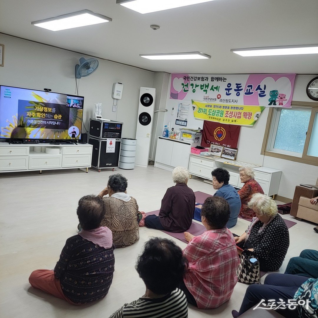 경산시 복지문화국장이 경로당을 방문 폭염시 노인들의 건강과 안전을 당부했다. 사진제공ㅣ경산시