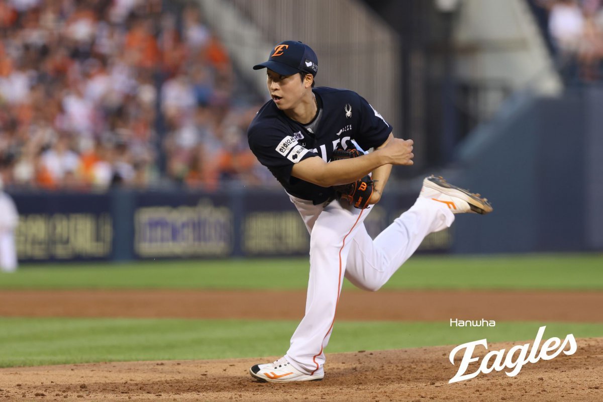 한화 엄상백은 23일 잠실 두산전에서 구원등판해 2.2이닝 6실점으로 흔들렸다. 그는 후반기 첫 경기에서도 전반기 부진을 털어내지 못하며 아쉬움을 남겼다. 사진제공|한화 이글스