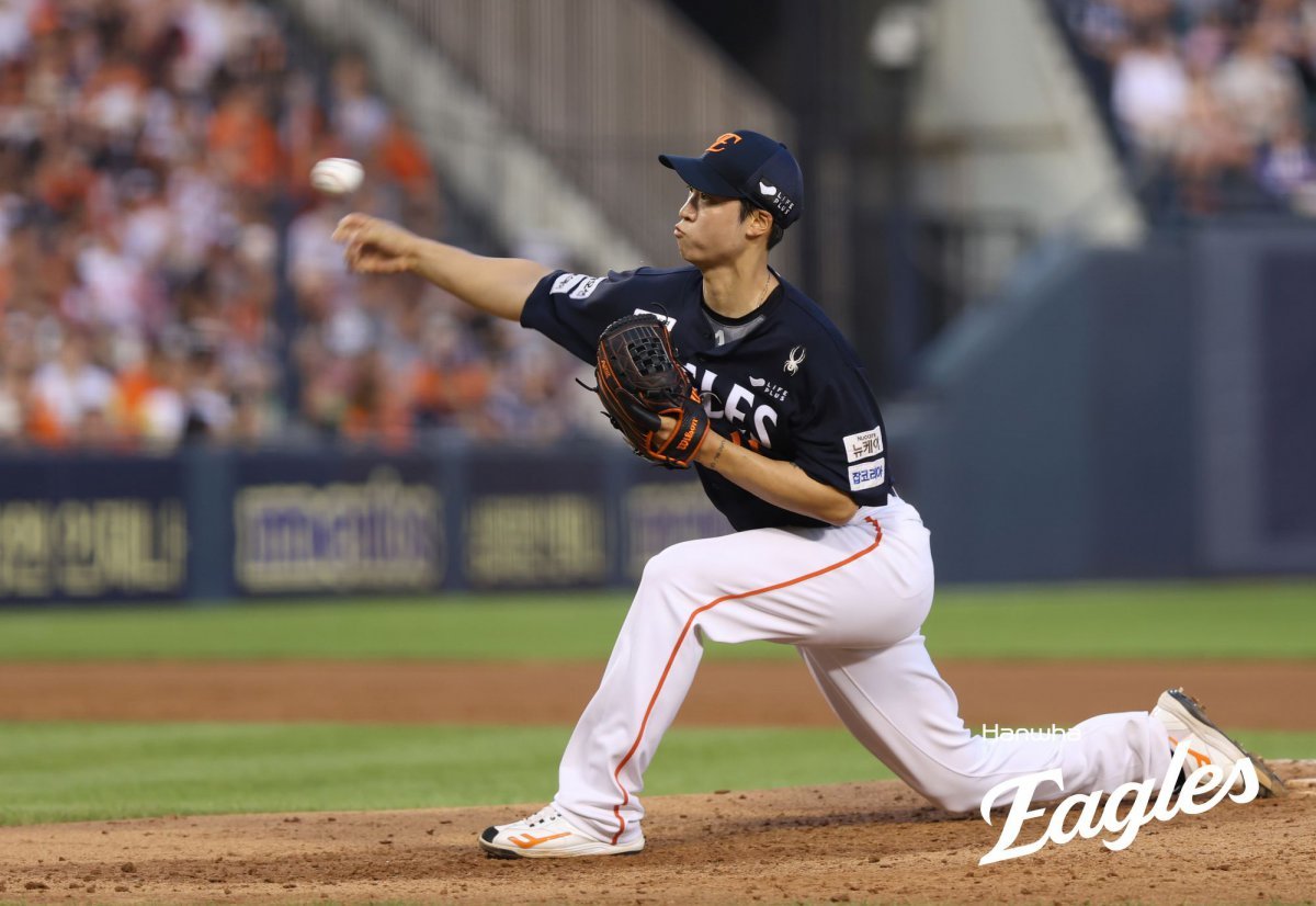 한화 엄상백은 23일 잠실 두산전에서 구원등판해 2.2이닝 6실점으로 흔들렸다. 그는 후반기 첫 경기에서도 전반기 부진을 털어내지 못하며 아쉬움을 남겼다. 사진제공|한화 이글스