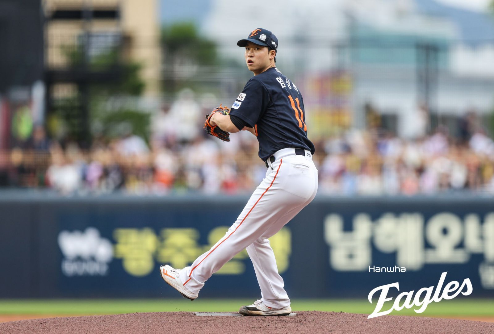 한화 엄상백은 23일 잠실 두산전에서 구원등판해 2.2이닝 6실점으로 흔들렸다. 그는 후반기 첫 경기에서도 전반기 부진을 털어내지 못하며 아쉬움을 남겼다. 사진제공|한화 이글스