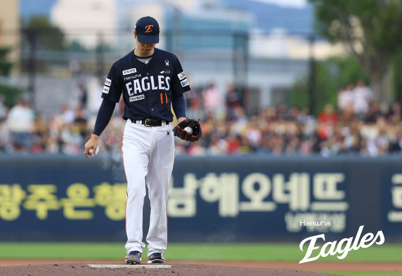 한화 엄상백은 23일 잠실 두산전에서 구원등판해 2.2이닝 6실점으로 흔들렸다. 그는 후반기 첫 경기에서도 전반기 부진을 털어내지 못하며 아쉬움을 남겼다. 사진제공|한화 이글스