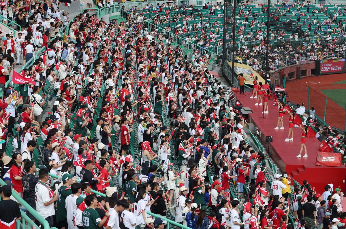 KBO는 24일 역대 최소 경기 800만 관중과 역대 최다 매진 타이기록을 세웠다.｜뉴시스