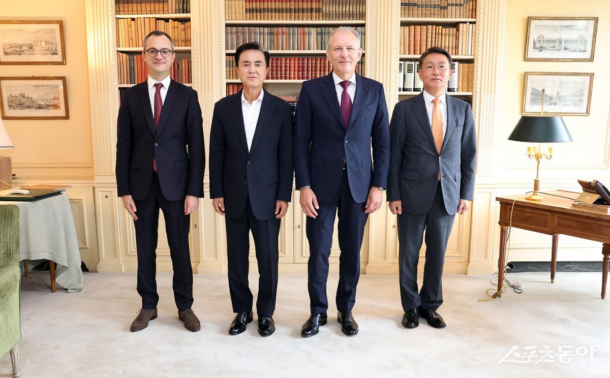 김태흠 충남도지사가 외자유치 확대를 위한 유럽 출장의 첫 일정으로 프랑스 파리를 방문, 글로벌 기업 에어리퀴드의 프랑수아 자코 CEO와 만나 충남과의 협력 강화 방안을 논의했다(왼쪽부터 니콜라 푸아리앙 한국대표, 김태흠 충남도지사, 프랑수아 자코 최고경영자, 윤주영 도 투자통상정책관). 사진제공｜충남도