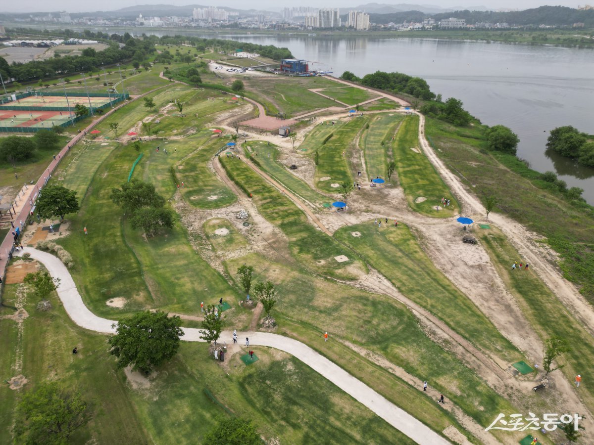 여주도시공사(사장 임명진)는 지속되는 폭염으로부터 시민의 건강과 안전을 보호하기 위해 지난 7월 16일부터 파크골프장의 개장시간을 기존 오전 7시에서 오전 6시 30분으로 30분 앞당긴다(골프장 전경). 사진제공｜여주도시공사