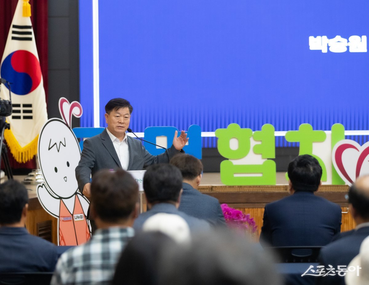 박승원 광명시장이 지난 24일 오후 시청 대회의실에서 열린 ‘소하동 아파트 화재 피해 지원 시민대책위원회 발대식‘에 참석해 격려사를 하고 있다. 사진제공|광명시