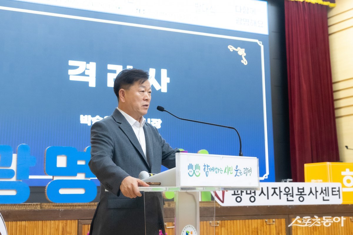 박승원 광명시장이 지난 24일 오후 시청 대회의실에서 열린 ‘소하동 아파트 화재 피해 지원 시민대책위원회 발대식‘에 참석해 격려사를 하고 있다. 사진제공|광명시