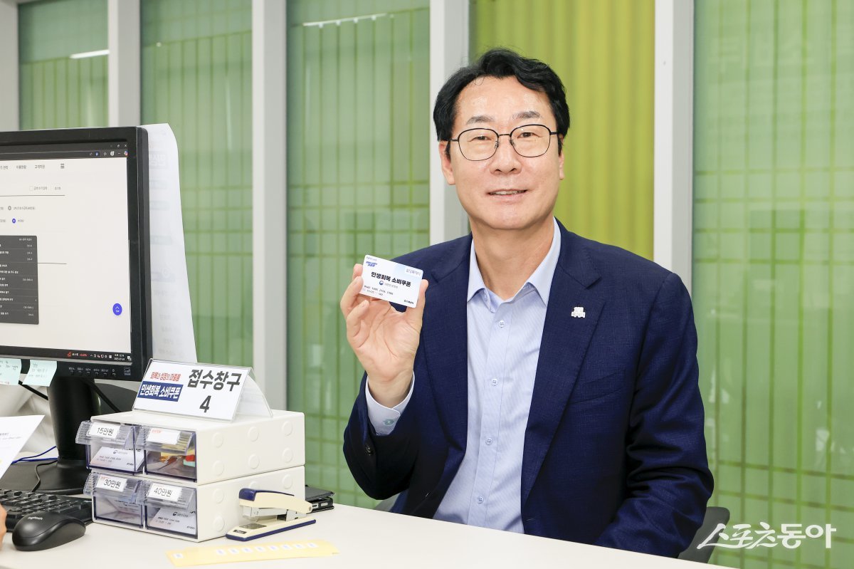 정명근 화성특례시장이 지난 24일 병점1동 행정복지센터에서 민생회복 소비쿠폰을 발급받고 소비쿠폰 신청을 독려하고 있다. 사진제공|화성시