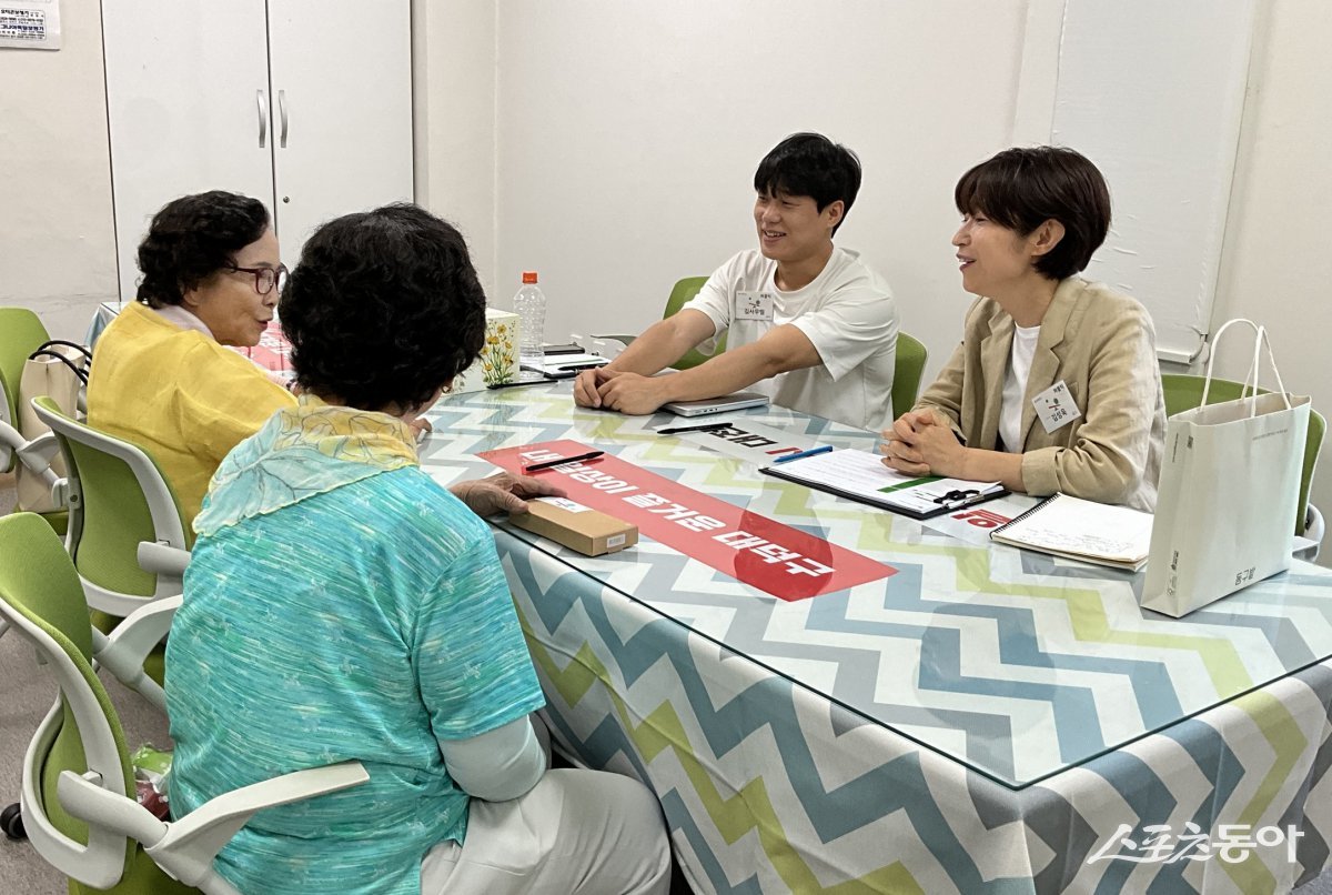 대전시는 지난 24일 시민 정책제안 플랫폼 ‘대전시소’를 기반으로 한 시민주도형 공공서비스디자인 프로젝트 ‘퍼블릭이즈’의 2차 심층조사를 성공적으로 마쳤다(대덕구 치매서포터즈 어르신들과의 개별 인터뷰를 진행하고 있는 모습). 사진제공｜대전시