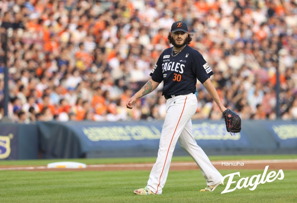 한화 폰세는 24일 잠실 두산전에서 선발등판해 6이닝 무실점으로 위력적인 투구를 펼쳤다. 그는 오른쪽 어깨 뭉침 증세를 호소했지만, 부상 정도가 심각하지 않다. 팀은 안도의 한숨을 쉬었다. 사진제공|한화 이글스