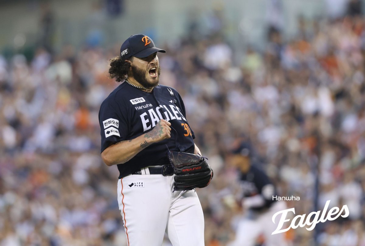 한화 폰세는 24일 잠실 두산전에서 선발등판해 6이닝 무실점으로 위력적인 투구를 펼쳤다. 그는 오른쪽 어깨 뭉침 증세를 호소했지만, 부상 정도가 심각하지 않다. 팀은 안도의 한숨을 쉬었다. 사진제공|한화 이글스