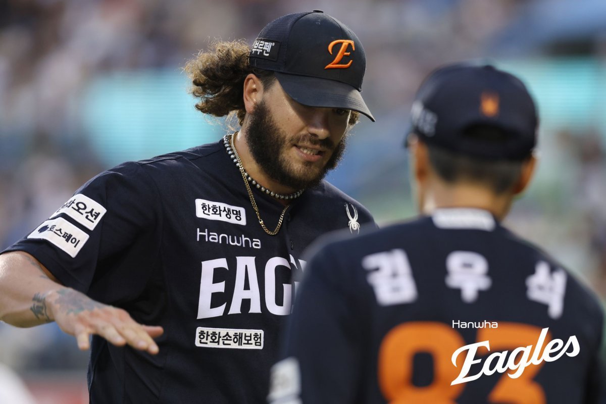 한화 폰세(왼쪽)는 24일 잠실 두산전에서 선발등판해 6이닝 무실점으로 위력적인 투구를 펼쳤다. 그는 오른쪽 어깨 뭉침 증세를 호소했지만, 부상 정도가 심각하지 않다. 팀은 안도의 한숨을 쉬었다. 사진제공|한화 이글스