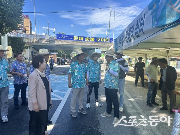 박현국 봉화군수가 봉화은어축제 성공적 개최를 위해 현장 점검과 안전 관리를 하고 있다. 사진제공 ㅣ 봉화군