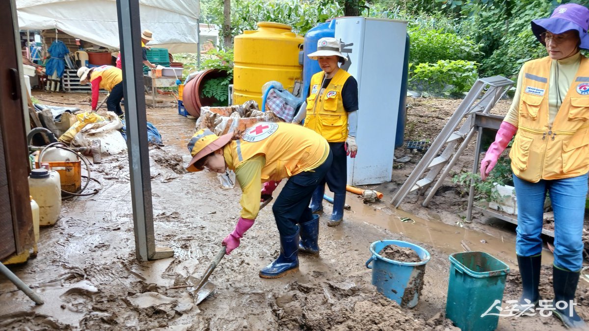폭염 속에 가평 수해 복구에 외부 자원봉사 손길 절실한 상태에 봉사하는 적십자 회원들  사진제공ㅣ가평군