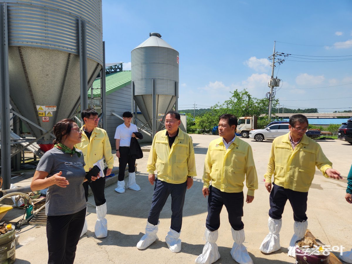 전북자치도는 지난 24일 재난안전대책본부를 가동해 관내 양계농가 현장 점검에 나섰다. 사진제공=전북자치도